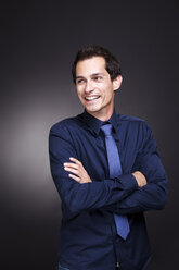 Smiling young man in shirt and tie - DAWF000449