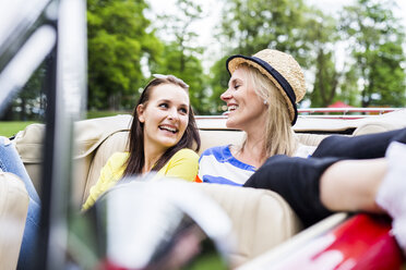 Zwei glückliche junge Frauen in einem Cabrio - DAWF000450