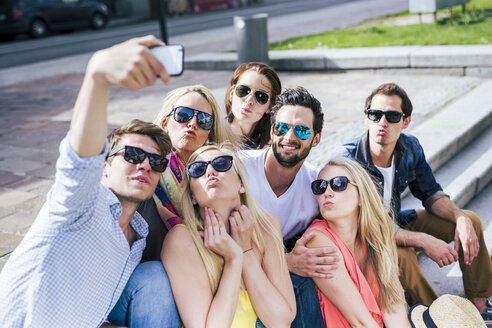 Glückliche Freunde mit Sonnenbrille machen ein Selfie im Freien - DAWF000460
