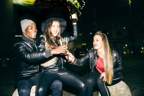 Freunde feiern nachts eine Party im Freien, lizenzfreies Stockfoto