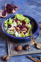 Schüssel mit Römersalat, Walnüssen, Granatapfeldressing und Samen - SBDF002618