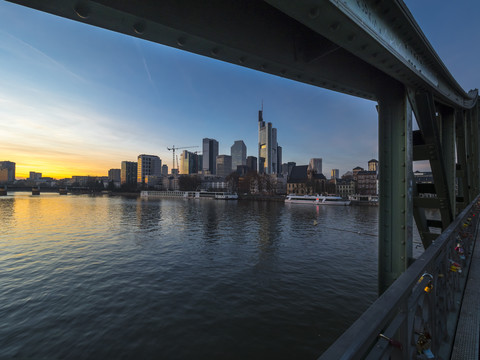 Deutschland, Hessen, Frankfurt, Finanzviertel, Eiserner Steg am Abend, lizenzfreies Stockfoto