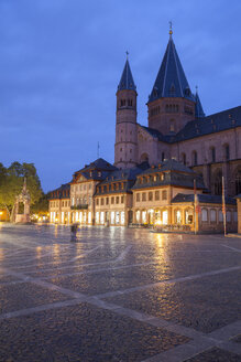 Deutschland, Rheinland-Pfalz, Mainz, Dom und Marktplatz am Abend - WIF003068