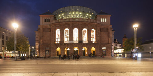 Deutschland, Rheinland-Pfalz, Mainz, Staatstheater auf dem Gutenbergplatz am Abend - WI003070