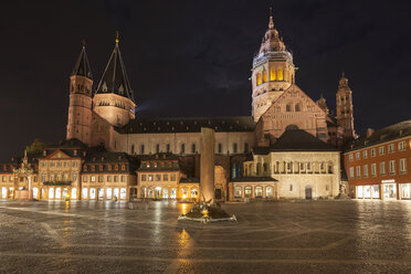 Deutschland, Rheinland-Pfalz, Mainz, Dom und Heunensäule auf dem Marktplatz bei Nacht - WIF003073