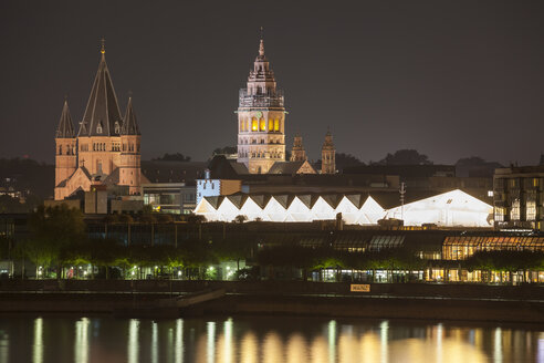 Deutschland, Rheinland-Pfalz, Mainz, Stadtbild mit Kathedrale, Rhein bei Nacht - WIF003074