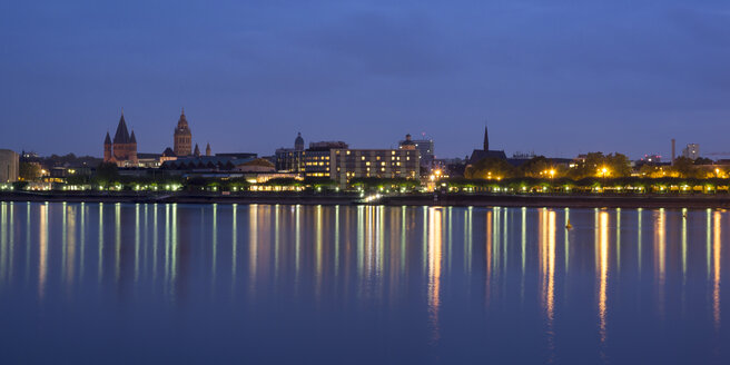 Germany, Rhineland-Palatinate, Mainz, Rhine river, Adenauer-Ufer, cityscape in the evening - WIF003075