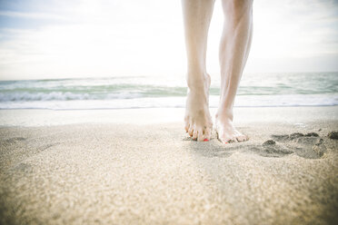 USA, Florida, Sarasota, Füße einer Frau am Strand - CHPF000184