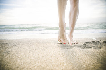 USA, Florida, Sarasota, woman's feet on beach - CHPF000184