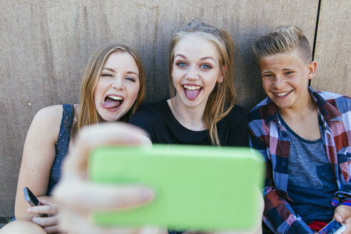 Drei verspielte Teenager im Freien machen ein Selfie - AIF000175