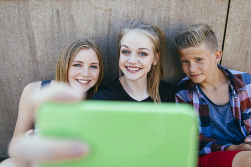 Drei Teenager machen im Freien ein Selfie - AIF000177
