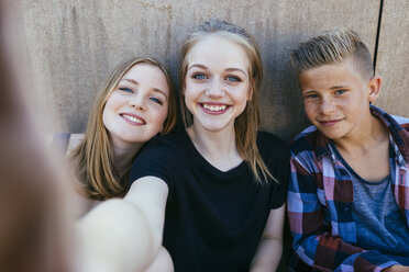Drei Teenager posieren im Freien für ein Selfie - AIF000178