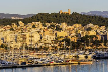 Spanien, Balearische Inseln, Mallorca, Palma de Mallorca, Schloss Bellver und Hafen - THAF001537