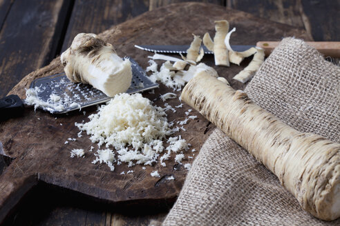 Grated horseradish on wooden board - CSF026983