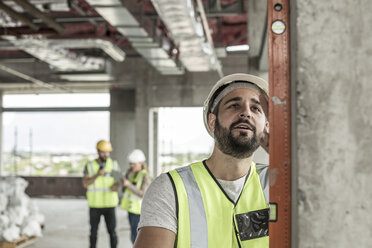 Bauarbeiter mit Wasserwaage auf der Baustelle - ZEF007848