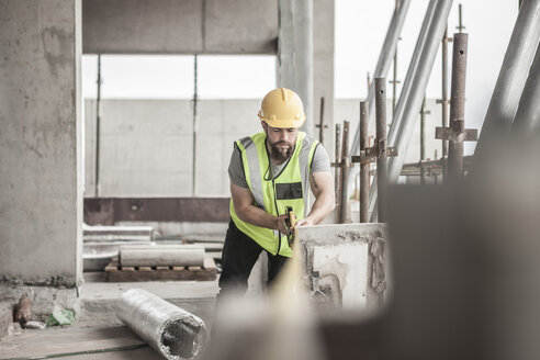 Bauarbeiter auf einer Baustelle - ZEF007862