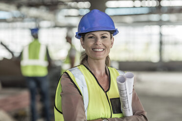 Porträt einer selbstbewussten Architektin auf einer Baustelle - ZEF007875