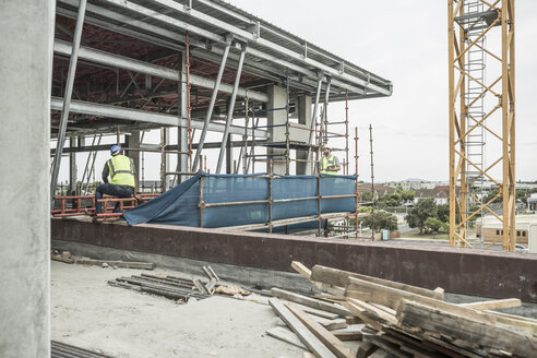 Zwei Bauarbeiter auf einer Baustelle - ZEF007877