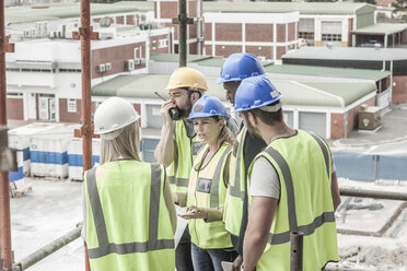 Bauarbeiter und Architekten im Gespräch auf der Baustelle - ZEF007888