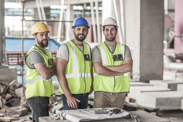 Porträt eines selbstbewussten Bauarbeiters auf einer Baustelle - ZEF007893