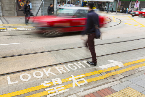 China, Hongkong, Menschen, die die Straße überqueren - HSI000386