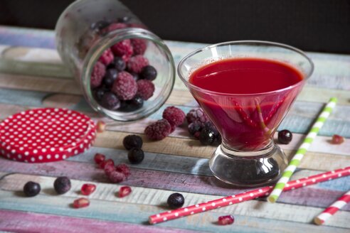 Glas roter Fruchtsmoothie aus Beeren - YFF000503