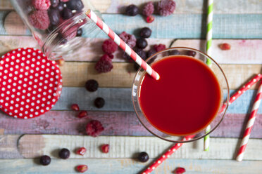 Glass of red fruit smoothie - YFF000504