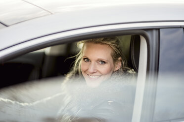 Frau im Auto lächelnd - CHPF000188