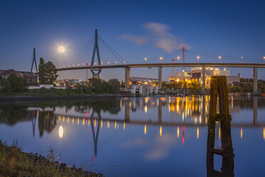 Deutschland, Hamburg, Köhlbrandbrücke und Vollmond bei Nacht - NKF000424