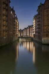 Deutschland, Hamburg, Wandrahmsfleet in der historischen Speicherstadt am Abend, Speicherstadt - NKF000427