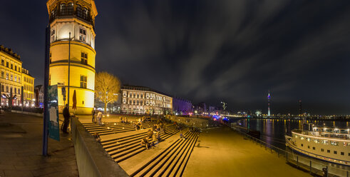 Deutschland, Nordrhein-Westfalen, Düsseldorf, Panoramablick auf Rheinuferpromenade bei Nacht mit Treppen, Rhein - NKF000428