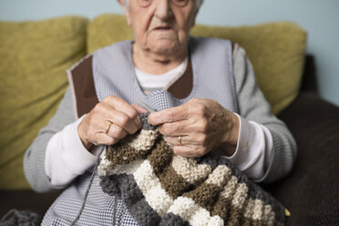 Ältere Frau beim Stricken - RAEF000770