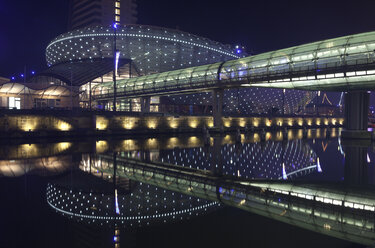 Deutschland, Bremerhaven, Klimahaus bei Nacht - OLEF000057