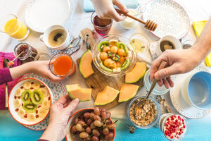 Frühstück, gedeckter Tisch, frisches Müsli, Hände nehmen - SARF002426