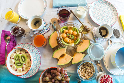 Gedeckter Frühstückstisch mit Müsli und Obst - SARF002427