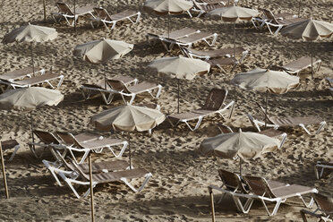 Spanien, Kanarische Inseln, Fuerteventura, Morro Jable, Strand mit Sonnenschirmen und Liegestühlen - FMKF002230