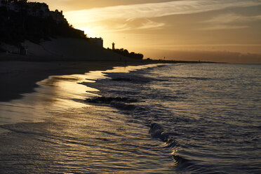 Spanien, Kanarische Inseln, Fuerteventura, Morro Jable, Strand bei Sonnenuntergang - FMKF002231