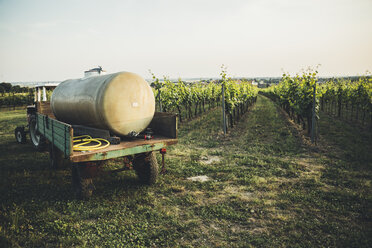 Österreich, Weinviertel, Traktor mit Pestizidtank beim Abstellen im Weinberg - AIF000194