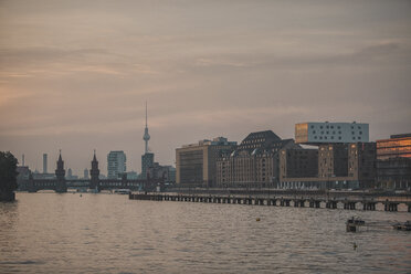 Deutschland, Berlin, Stadtbild mit Fernsehturm und Oberbaumbrücke an der Spree - ASCF000446