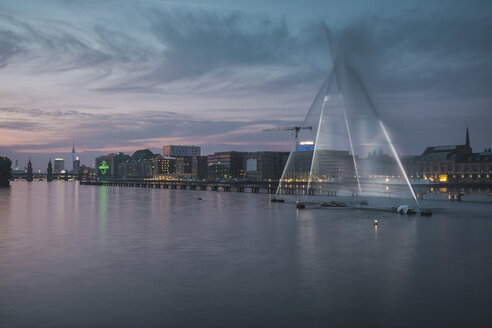 Deutschland, Berlin, Lichtinstallation mit Springbrunnen an der Spree - ASCF000449