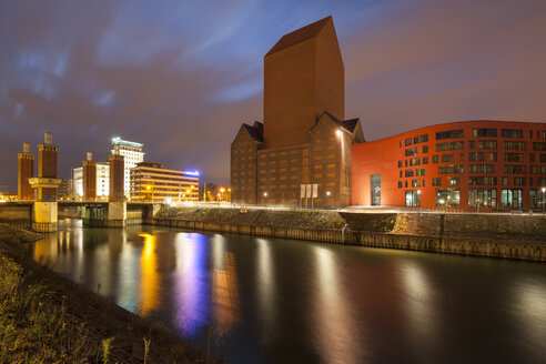 Deutschland, Nordrhein-Westfalen, Duisburg, Innenhafen mit Landesarchiv bei Nacht - WIF003080