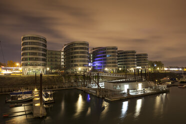 Deutschland, Nordrhein-Westfalen, Duisburg, Innenhafen und Bürogebäude bei Nacht - WIF003081