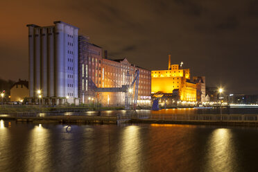 Germany, North Rhine-Westphalia, Duisburg, Inner harbour with Museum Kueppersmuehle at night - WIF003082