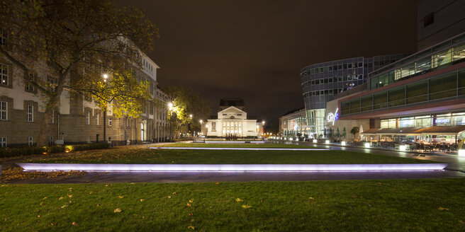 Deutschland, Nordrhein-Westfalen, Duisburg, Theater und Citypalais bei Nacht - WIF003084