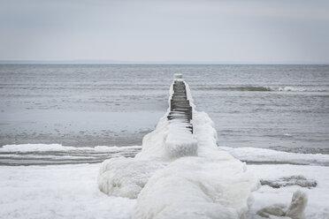 Deutschland, Mecklenburg-Vorpommern, Rügen, Ostsee, Gefrorener Wellenbrecher im Winter - ASCF000452