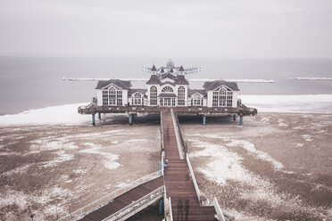 Deutschland, Mecklenburg-Vorpommern, Rügen, Blick auf Sellin Pier im Winter - ASCF000455