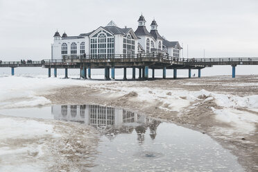 Deutschland, Mecklenburg-Vorpommern, Rügen, Blick auf Sellin Pier im Winter - ASCF000456