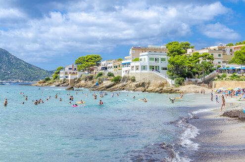 Spanien, Mallorca, Blick auf den Strand von Sant Elm - MHF000371