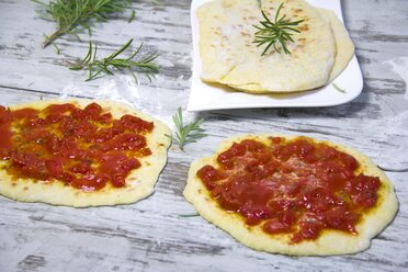 Naan bread with tomato pizza topping - YFF000510