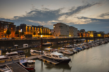 Deutschland, Köln, Rheinau Hafen, Yachthafen und Bürogebäude - WG000822